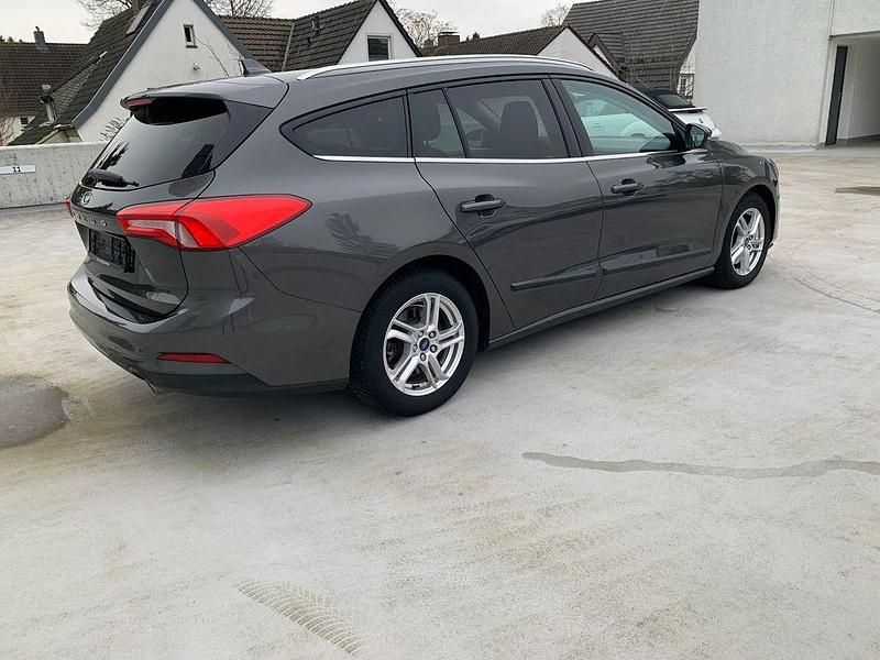 Gebraucht Ford Focus 120 PS (88 kW) 2020 Grau Limousine