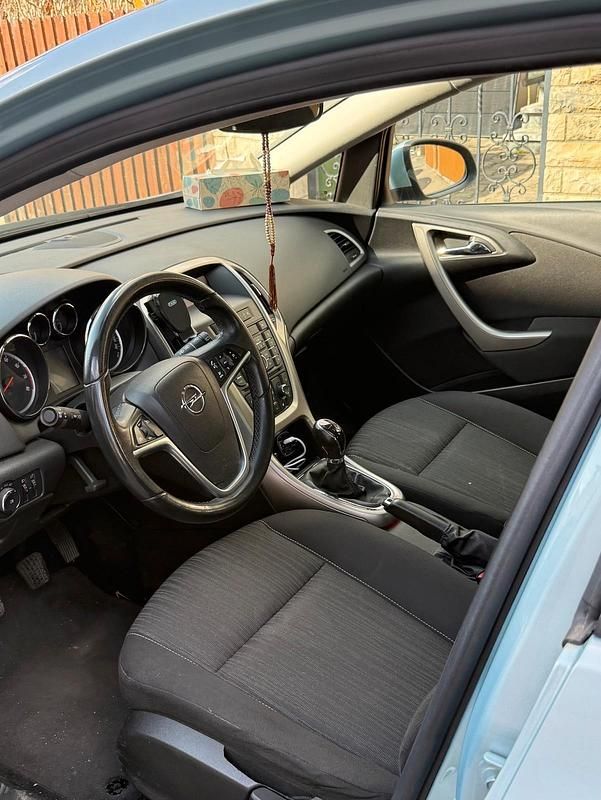 Gebraucht Opel Astra 102 PS (75 kW) 2010 Limousine