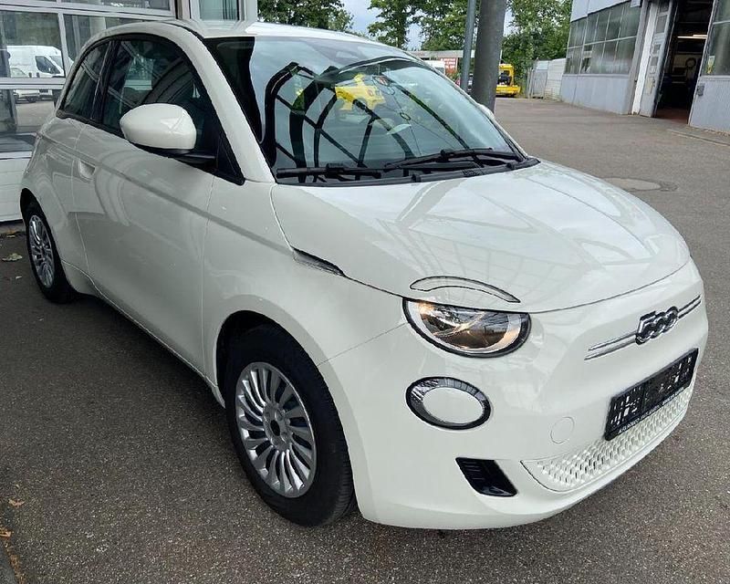 Gebraucht Fiat 500e Basis 86 kW (118 PS) 2023 Colore esterno (arktis weiß) Limousine