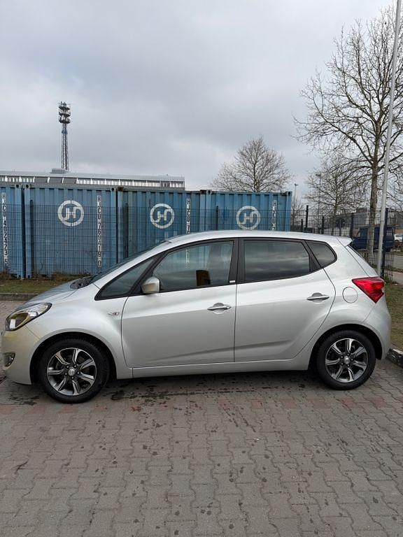 Gebraucht Hyundai ix20 125 PS (91 kW) 2016 Silber Kleinwagen