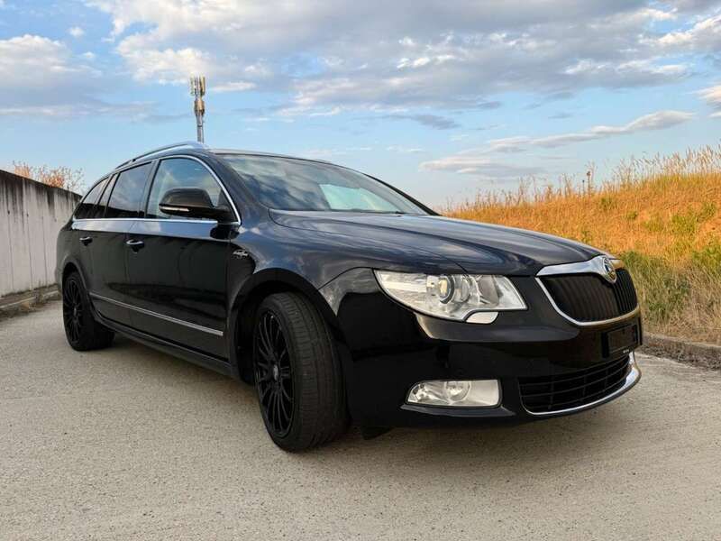 Schwarz Gebraucht 2012 Skoda Superb LAURIN & KLEMENT Kombi | 10.000 € (Fairer Preis) - Bild 1/4