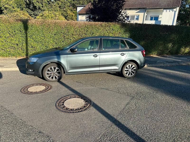 Grau Gebraucht 2017 Skoda Rapid Drive Kleinwagen | 8.500 € (Fairer Preis) - Bild 1/4