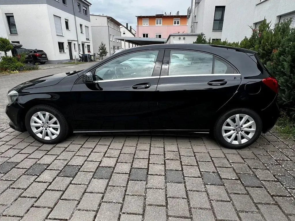 Gebraucht Mercedes A180 122 PS (89 kW) 2016 Schwarz Kleinwagen