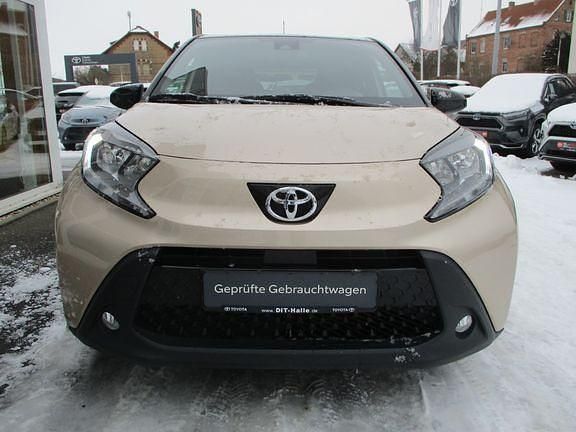 Gebraucht Toyota Aygo X Basis 72 PS (52 kW) 2023 Ginger beige metallic/ night sky black SUV
