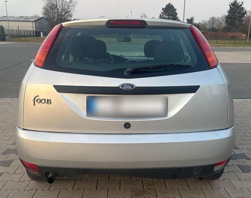 Używany Ford Focus Ambiente 75 KM (55 kW) 2001 Srebrny Sedan/Limuzyna