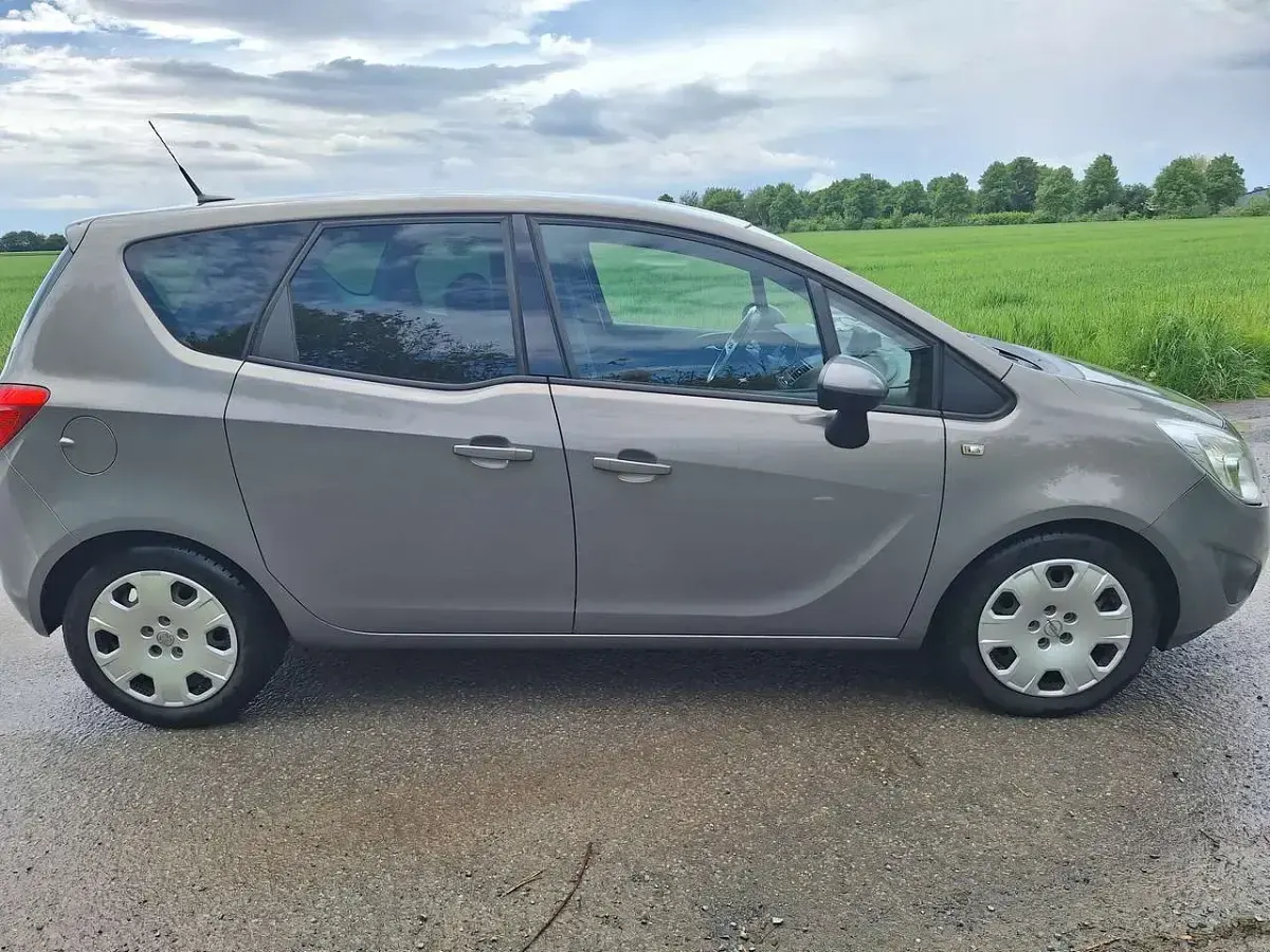 Gebraucht Opel Meriva Design Edition 131 PS (96 kW) 2011 Muskatgrau/muskat braun(m2) Van / Kleinbus