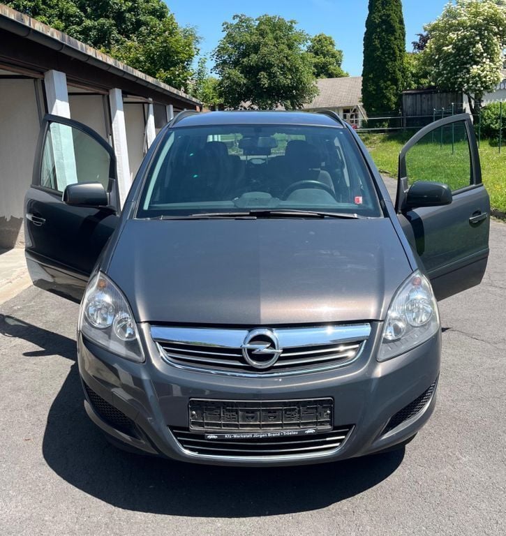 Grau Gebraucht 2014 Opel Zafira Family Van / Kleinbus | 5.999 € (Guter Preis) - Bild 1/4
