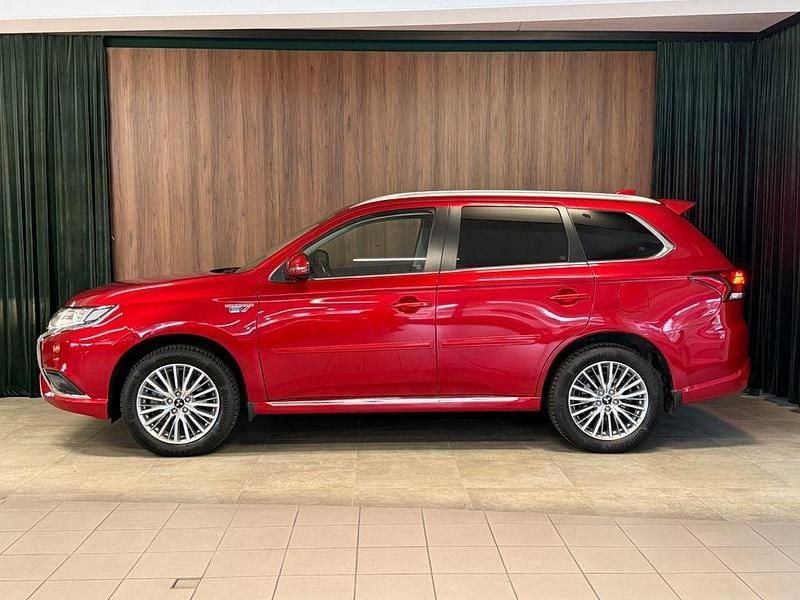 Gebraucht Mitsubishi Outlander P-HEV Basis 135 PS (99 kW) 2021 Rot SUV