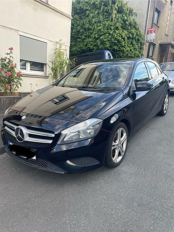 Schwarz Gebraucht 2012 Mercedes A180 Limousine | 9.999 € (Fairer Preis) - Bild 1/4