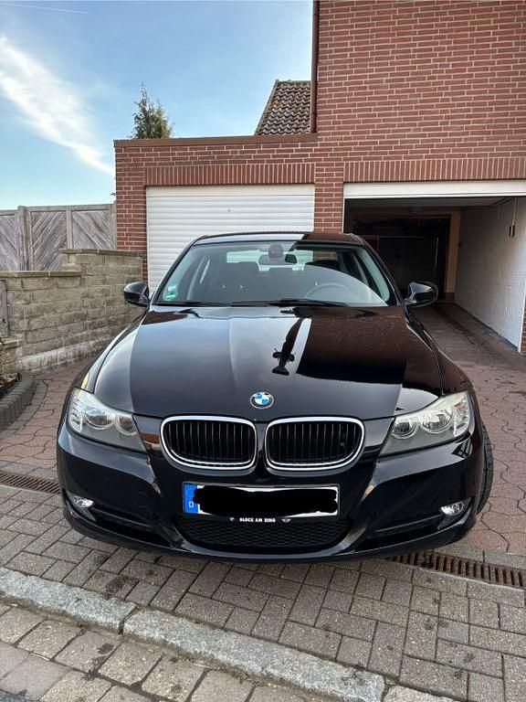 Gebraucht BMW 318 143 PS (105 kW) 2010 Schwarz Limousine