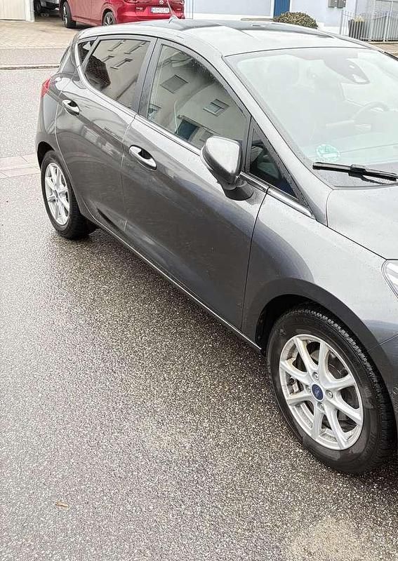 Gebraucht Ford Fiesta Titanium 86 PS (63 kW) 2018 Grau Kleinwagen
