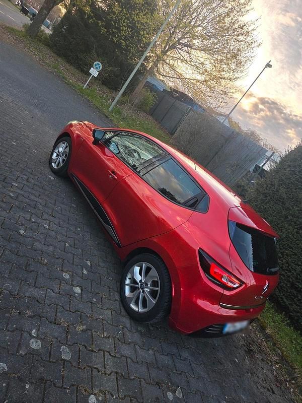Gebraucht Renault Clio IV Luxe 90 PS (66 kW) 2017 Rot Kleinwagen