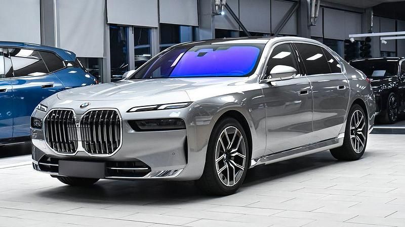 Gebraucht BMW 740 300 PS (220 kW) 2025 Silber Limousine