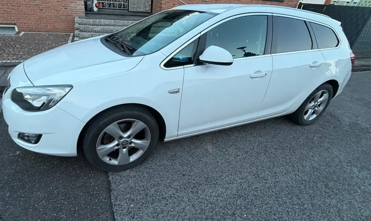 Gebraucht Opel Astra 165 PS (121 kW) 2012 Weiß Kombi