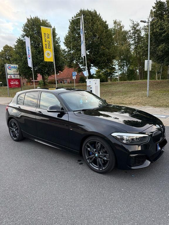 Schwarz Gebraucht 2018 BMW M140 M Sport Limousine | 31.999 € (Fairer Preis) - Bild 1/4