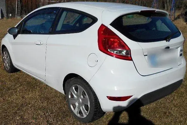 Gebraucht Ford Fiesta Trend 60 PS (44 kW) 2012 Weiß Limousine