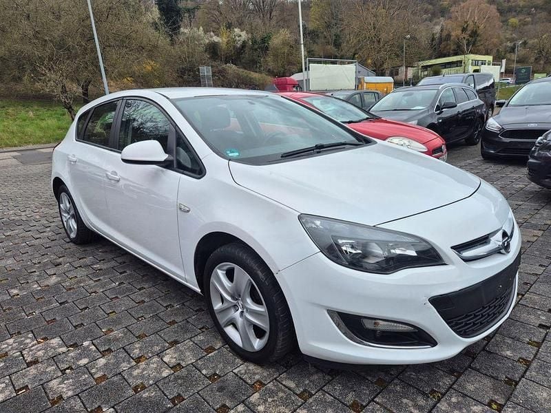 Gebraucht Opel Astra 101 PS (74 kW) 2013 Weiß Limousine