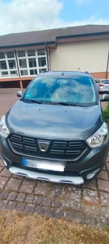 Grau Gebraucht 2018 Dacia Lodgy Stepway Van / Kleinbus | 12.350 € (Fairer Preis) - Bild 1/4