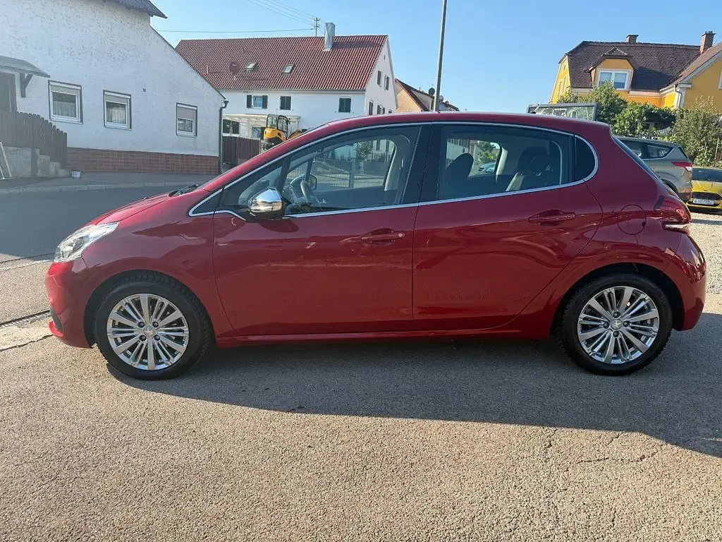 Gebraucht Peugeot 208 Allure 110 PS (80 kW) 2017 Rot Kleinwagen