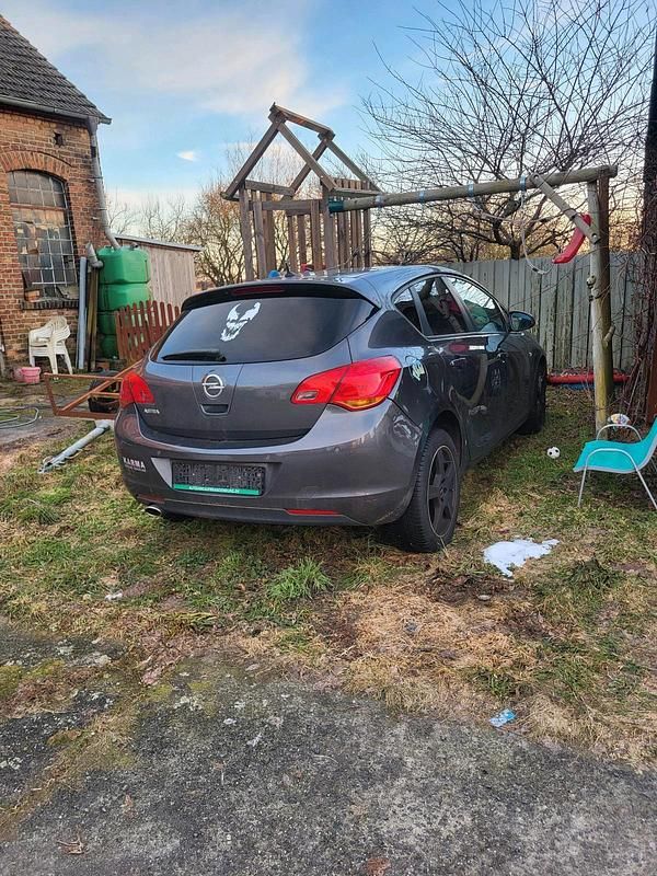 Gebraucht Opel Astra 120 PS (88 kW) 2012 Andere farben Kleinwagen