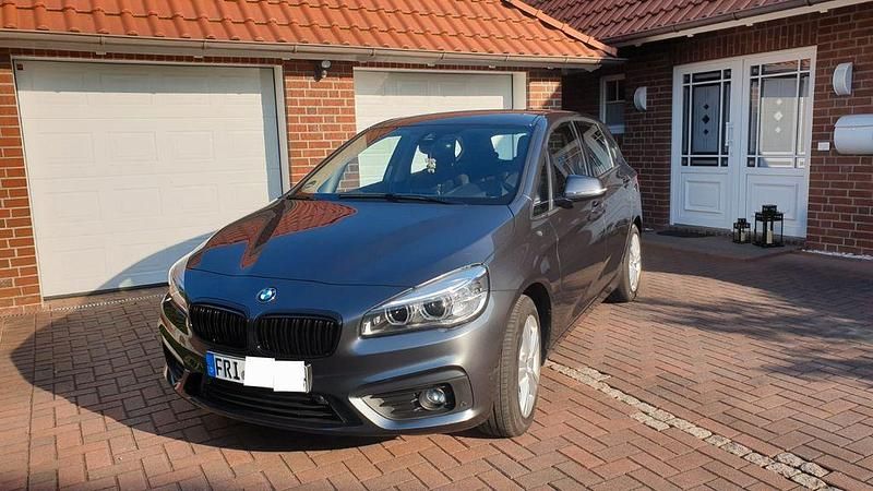 Grau Gebraucht 2017 BMW 220 Sport Line Kombi | 15.700 € (Guter Preis) - Bild 1/4