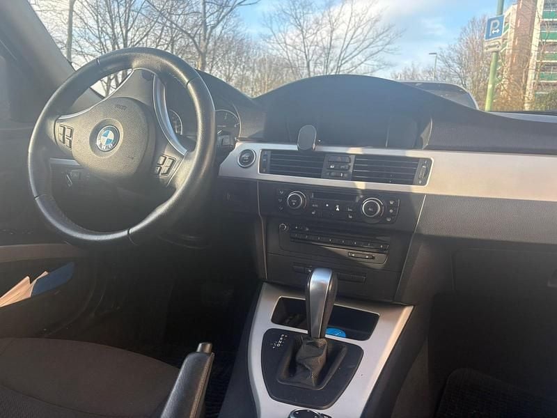 Gebraucht BMW 318 143 PS (105 kW) 2010 Schwarz Kombi