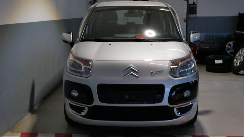 Grau Gebraucht 2010 Citroën C3 Picasso Tendance Van / Kleinbus | 7.990 € (Teuer) - Bild 1/4