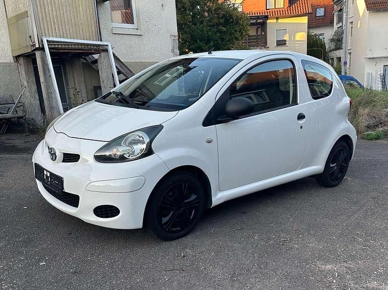 Weiß Gebraucht 2010 Toyota Aygo Kleinwagen | 3.750 € (Fairer Preis) - Bild 1/4