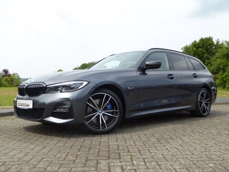 Grau Gebraucht 2022 BMW 330e M Sport Kombi | 34.998 € (Fairer Preis) - Bild 1/4