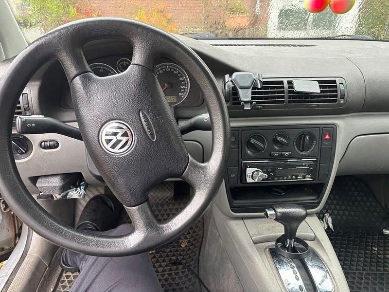 Grau Gebraucht 2001 VW Passat Basis Limousine | 1.850 € (Fairer Preis) - Bild 1/4