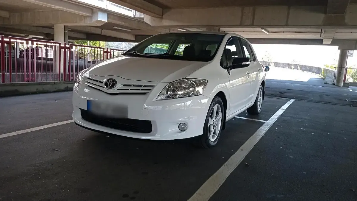 Gebraucht Toyota Auris 99 PS (72 kW) 2012 Weiß Limousine