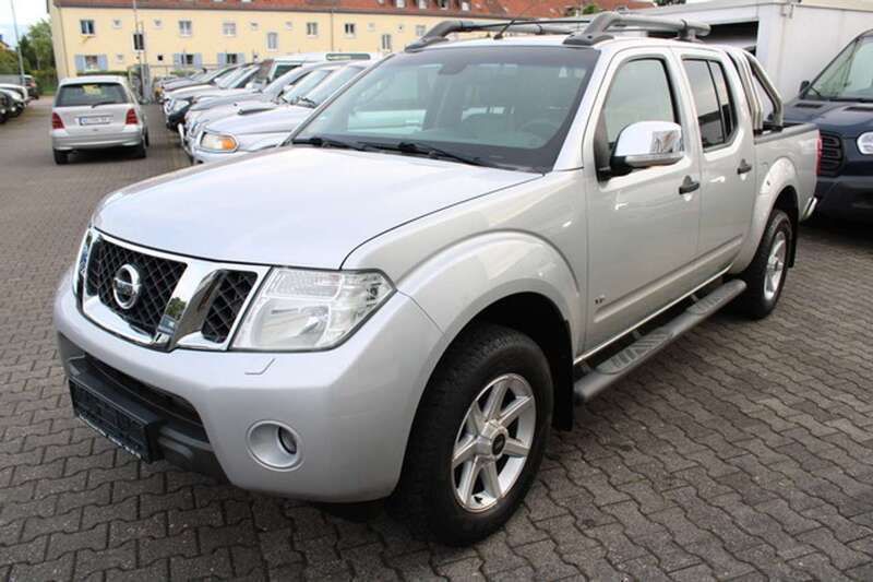 Silber (metallic) Gebraucht 2013 Nissan Navara Abholung | 19.999 € (Teuer) - Bild 1/3