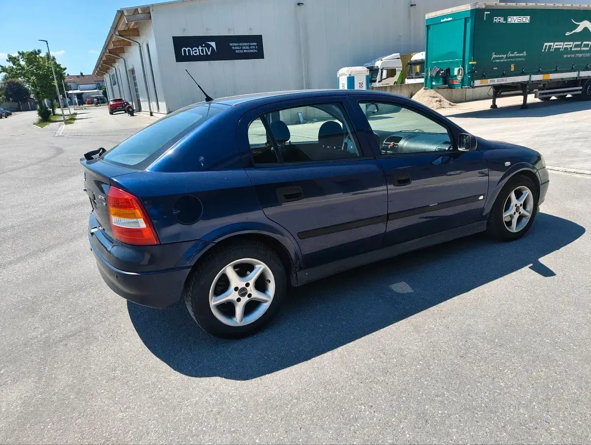 Gebraucht Opel Astra 105 PS (77 kW) 1998 Blau Limousine
