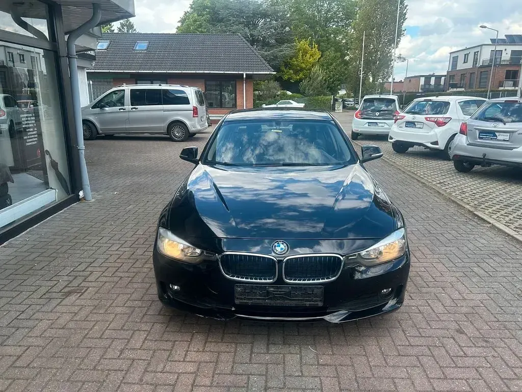 Gebraucht BMW 320 184 PS (135 kW) 2012 Schwarz Limousine