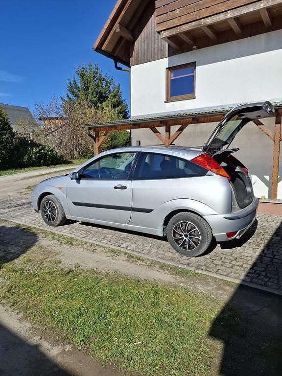 Second-hand Ford Focus 101 CP (74 kW) 2004 Argintiu Berlinǎ