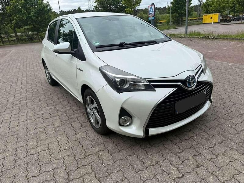 Gebraucht Toyota Yaris Hybrid Comfort 75 PS (55 kW) 2015 Weiß Limousine