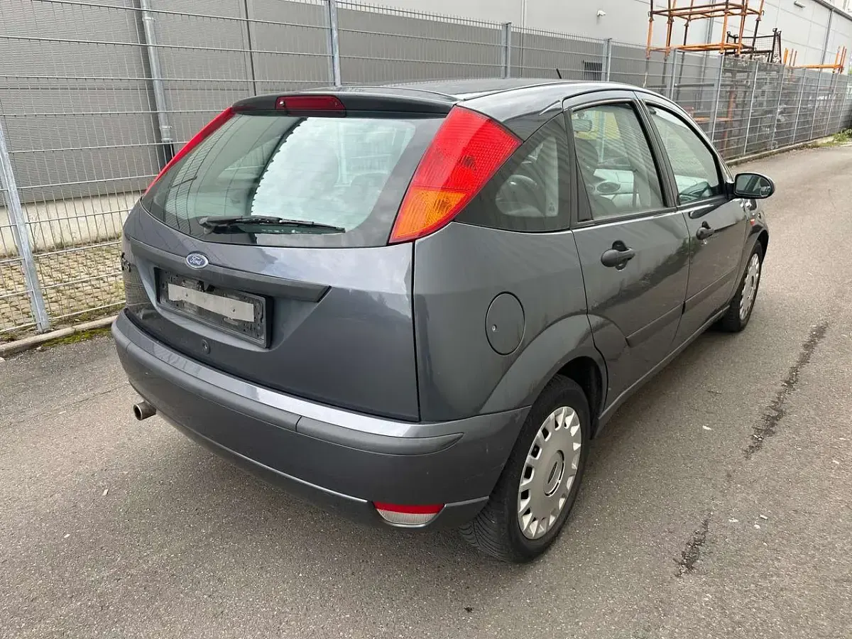 Gebraucht Ford Focus Ghia 116 PS (85 kW) 2003 Grau Limousine