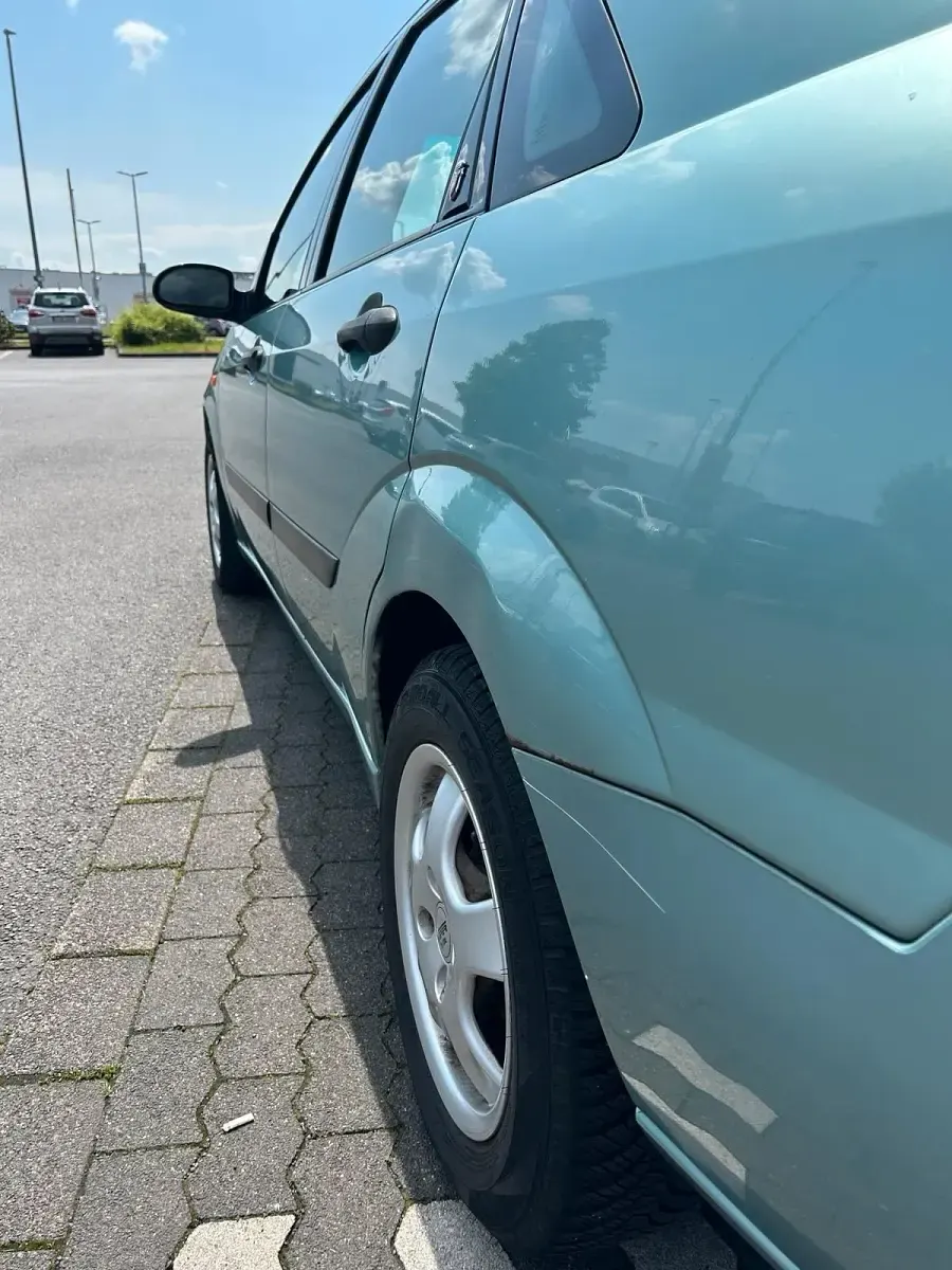 Używany Ford Focus Ghia 100 KM (73 kW) 2000 Niebieski Sedan/Limuzyna