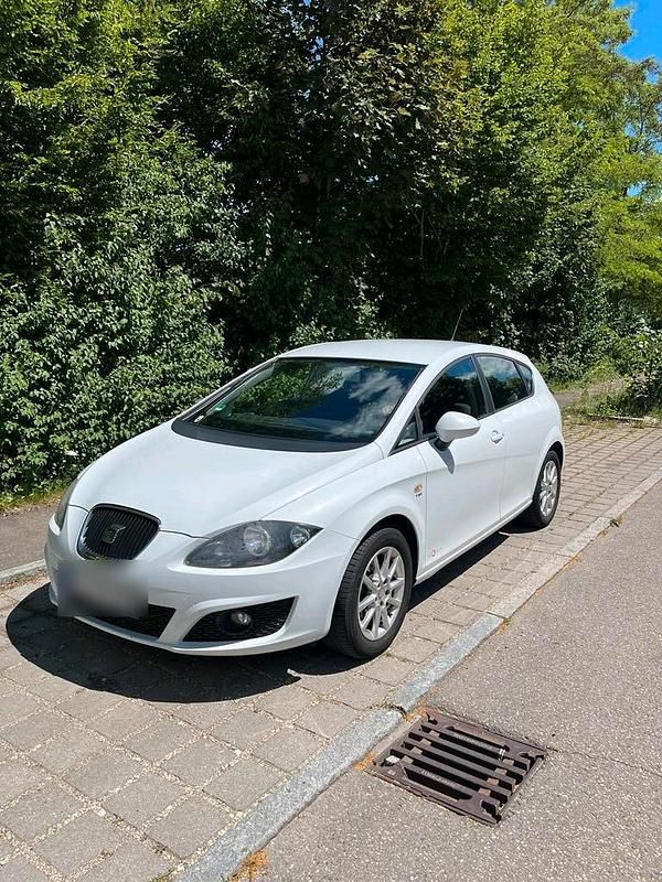 Weiß Gebraucht 2012 Seat Leon Kleinwagen | 2.899 € (Fairer Preis) - Bild 1/4