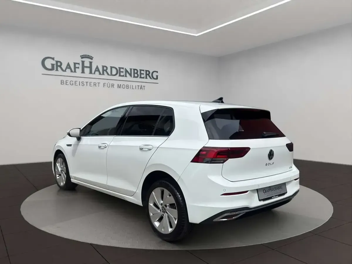 Gebraucht VW Golf VIII Style 131 PS (96 kW) 2024 Weiß Limousine