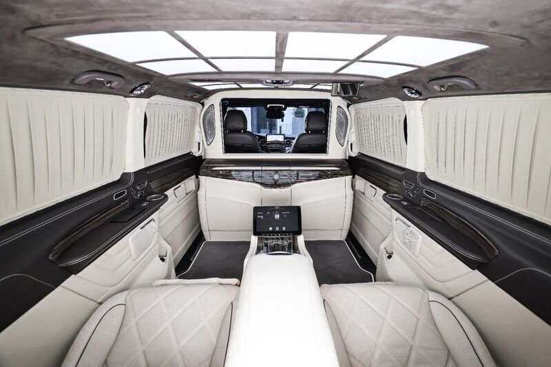 Schwarz Gebraucht 2024 Mercedes V300 Van / Kleinbus | 319.000 € - Bild 1/4