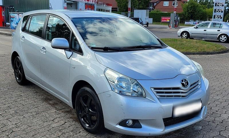Grau Gebraucht 2011 Toyota Verso Van / Kleinbus | 6.500 € (Fairer Preis) - Bild 1/4
