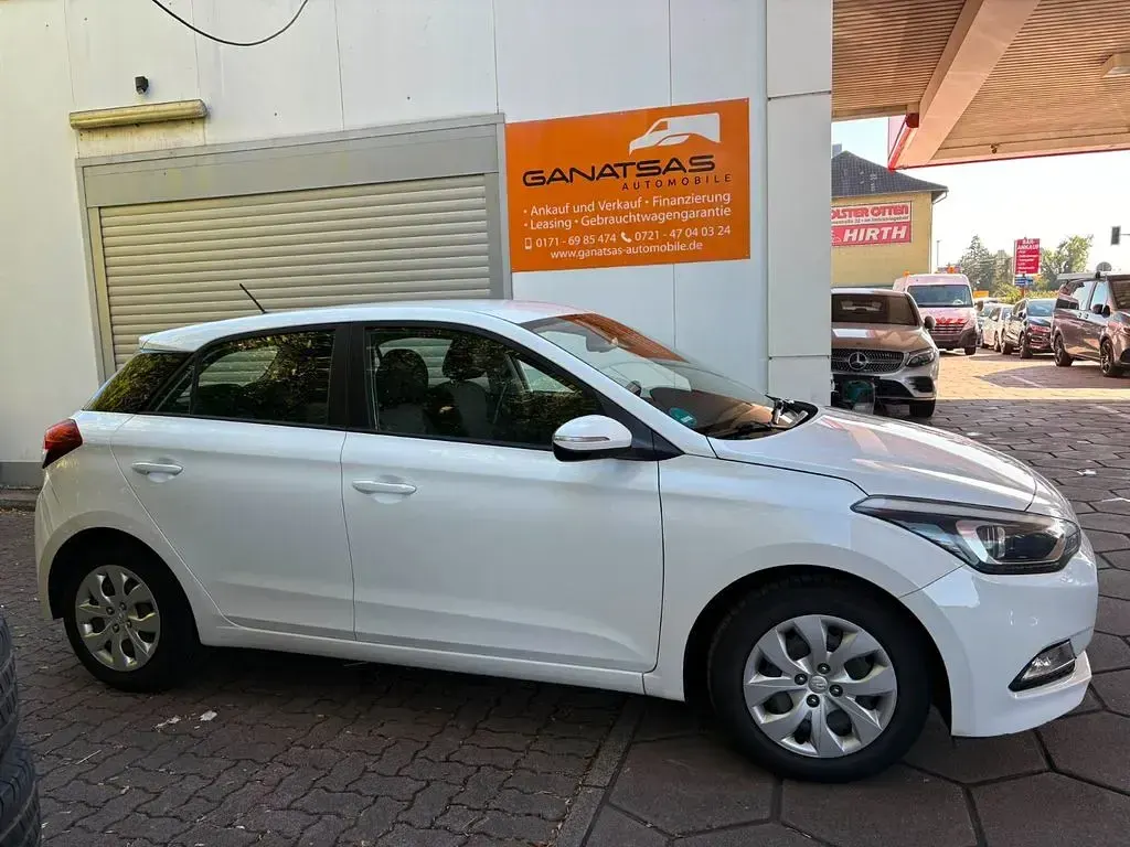 Gebraucht Hyundai i20 Trend 84 PS (61 kW) 2017 Weiß Limousine