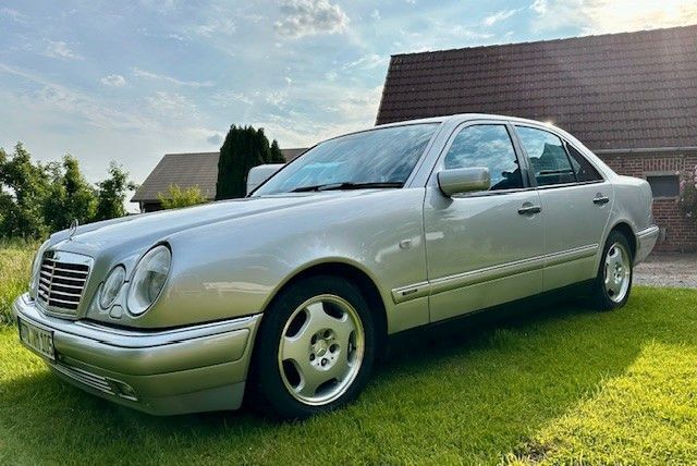 Silber Gebraucht 1997 Mercedes E280 Avantgarde Limousine | 4.900 € (Fairer Preis) - Bild 1/4