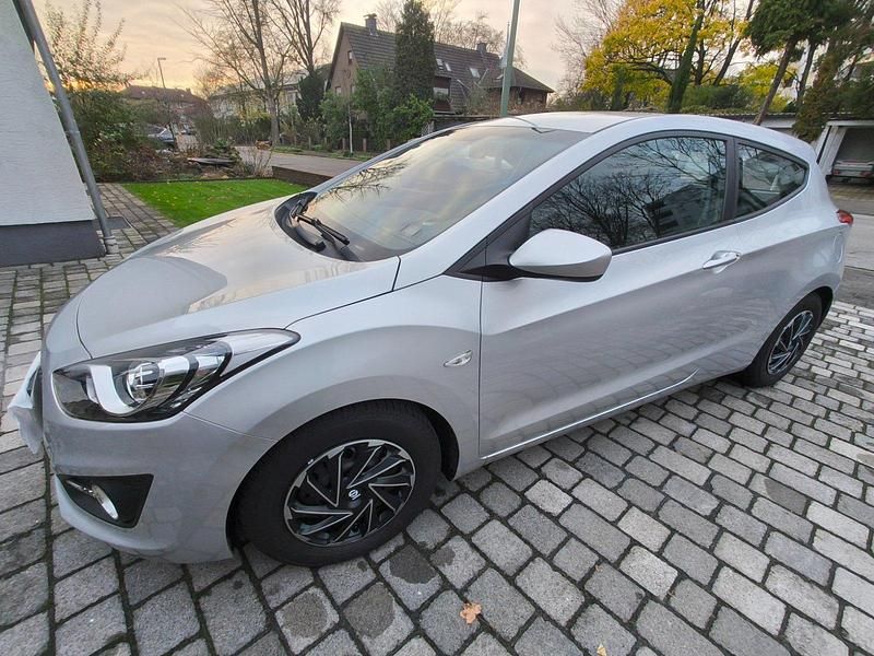 Silber Gebraucht 2015 Hyundai Coupé Classic Coupé | 8.300 € - Bild 1/4