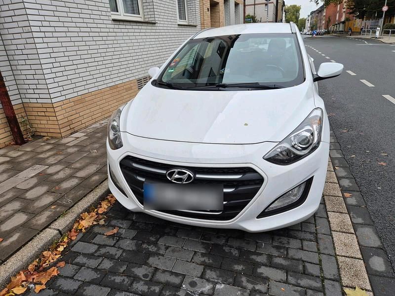 Weiß Gebraucht 2016 Hyundai i30 Limousine | 11.500 € (Etwas zu teuer) - Bild 1/4