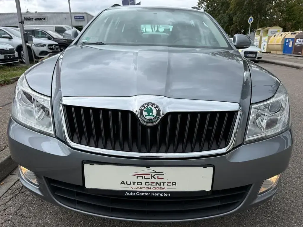 Gebraucht Skoda Octavia Family 105 PS (77 kW) 2012 Grau Kombi