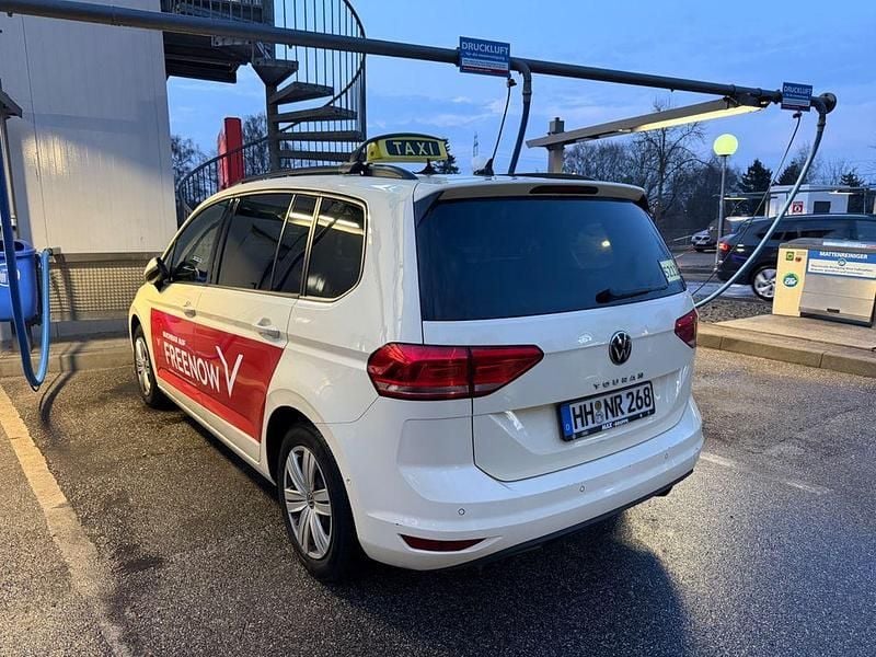 Gebraucht VW Touran 150 PS (110 kW) 2024 Beige Van / Kleinbus