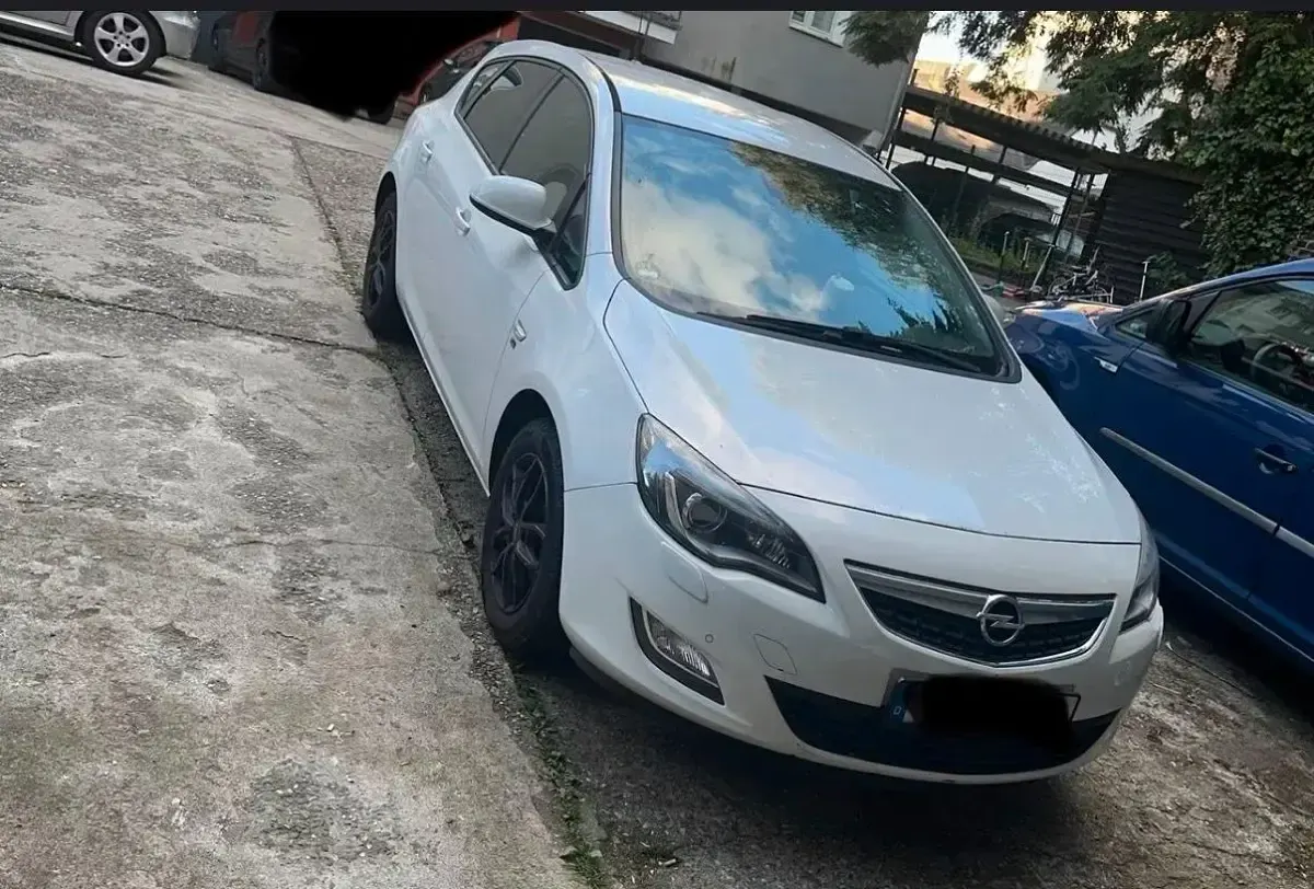 Gebraucht Opel Astra 101 PS (74 kW) 2012 Kleinwagen