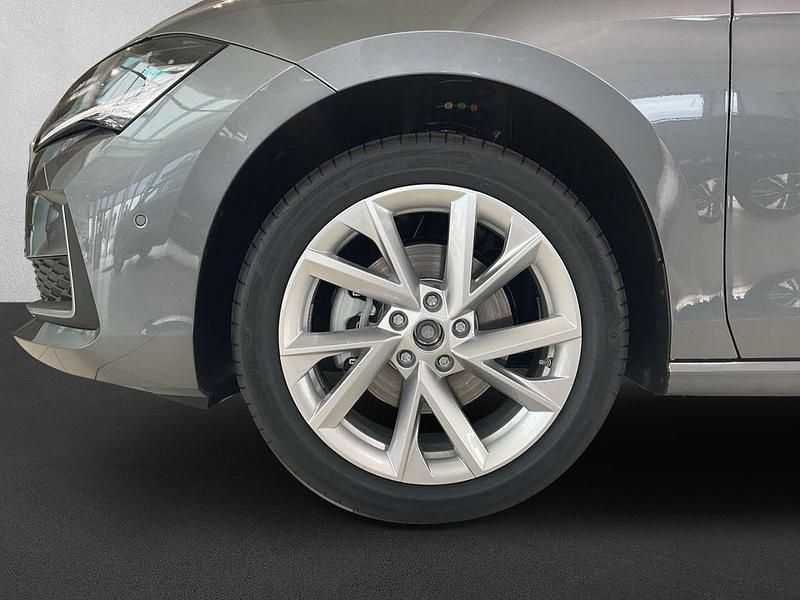 Neu Skoda Superb Selection 150 PS (110 kW) 2026 Grau Kombi